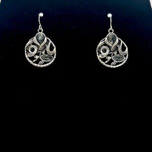 Round filigree with black stones earrings
